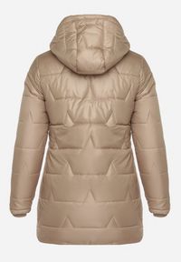 Born2be - Ciemnobeżowa Pikowana Kurtka o Prostym Kroju z Kapturem Nileria. Okazja: na spotkanie biznesowe, do pracy, na co dzień. Typ kołnierza: kaptur. Kolekcja: plus size. Kolor: beżowy. Materiał: jeans, poliester, dzianina. Styl: biznesowy, casual #4