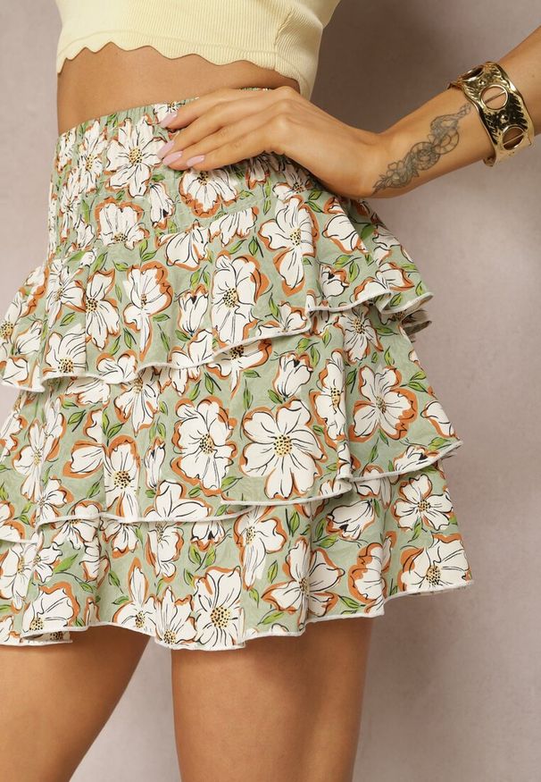 Renee - Zielona Mini Spódnica w Kwiaty z Falbankami Norfila. Okazja: na co dzień, na randkę. Kolor: zielony. Wzór: kwiaty. Styl: elegancki, casual