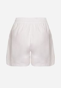 Born2be - Białe Dresowe Szorty o Prostym Kroju z Wiązaniem i Kieszeniami Foladea. Okazja: na co dzień, na spacer. Kolor: biały. Materiał: dresówka. Styl: klasyczny, casual #4