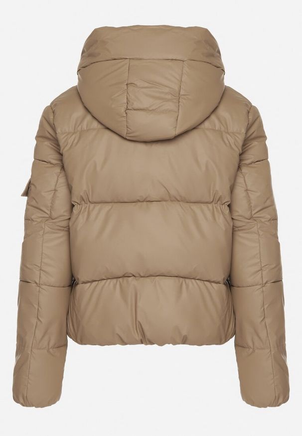 Born2be - Ciemnobeżowa Pikowana Kurtka Puffer z Kapturem i Ozdobnymi Taśmami Relania. Okazja: na spacer, na co dzień. Typ kołnierza: kaptur. Kolor: beżowy. Materiał: poliester, dzianina, skóra. Styl: casual
