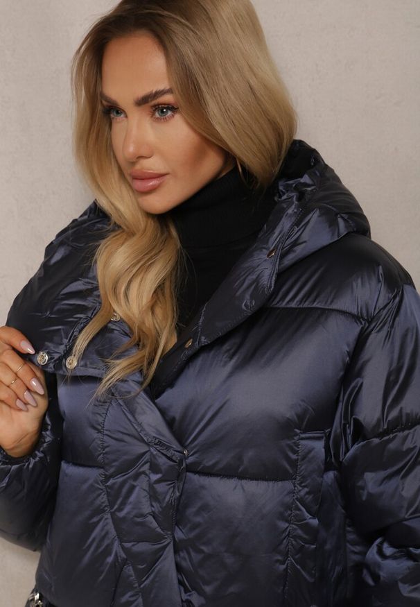 Renee - Granatowa Casualowa Kurtka z Pikowanymi Przeszyciami Kapturem i Kieszeniami Tinnetia. Okazja: na co dzień. Kolor: niebieski. Materiał: jeans. Sezon: zima, jesień. Styl: casual