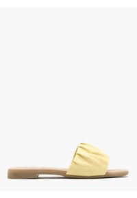 Ryłko - Żółte klapki z marszczoną cholewką KAJA. Kolor: żółty. Materiał: skóra