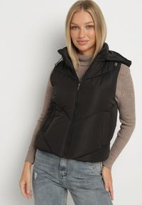 Born2be - Czarna Klasyczna Kamizelka z Pikowanymi Przeszyciami i Kapturem Ollera. Okazja: na co dzień. Typ kołnierza: kaptur. Kolor: czarny. Materiał: jeans. Styl: klasyczny #2