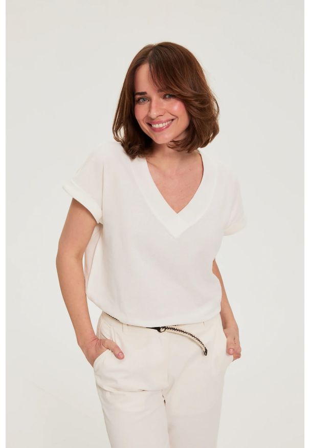 MOODO - Bluzka z bawełny z dekoltem w serek biała. Typ kołnierza: dekolt w serek. Kolor: biały. Materiał: bawełna