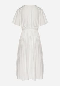 Born2be - Biała Sukienka Plisowana z Dekoltem w V z Paskiem w Talii Zolseki. Okazja: na co dzień. Kolor: biały. Styl: casual, klasyczny #3