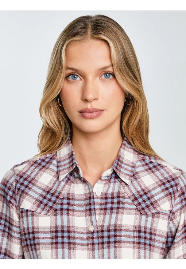 Big-Star - Koszula damska flanelowa z wiskozy w kratę niebiesko-bordowa Dreni 401. Okazja: na co dzień. Typ kołnierza: kołnierzyk klasyczny. Kolor: niebieski. Materiał: wiskoza. Styl: klasyczny, casual
