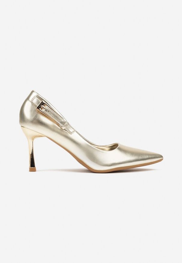 Born2be - Złote Eleganckie Czółenka na Szpice Ozdobione Klamerką Nevily. Okazja: na spotkanie biznesowe, do pracy, na co dzień. Kolor: złoty. Materiał: jeans. Wzór: aplikacja. Styl: elegancki