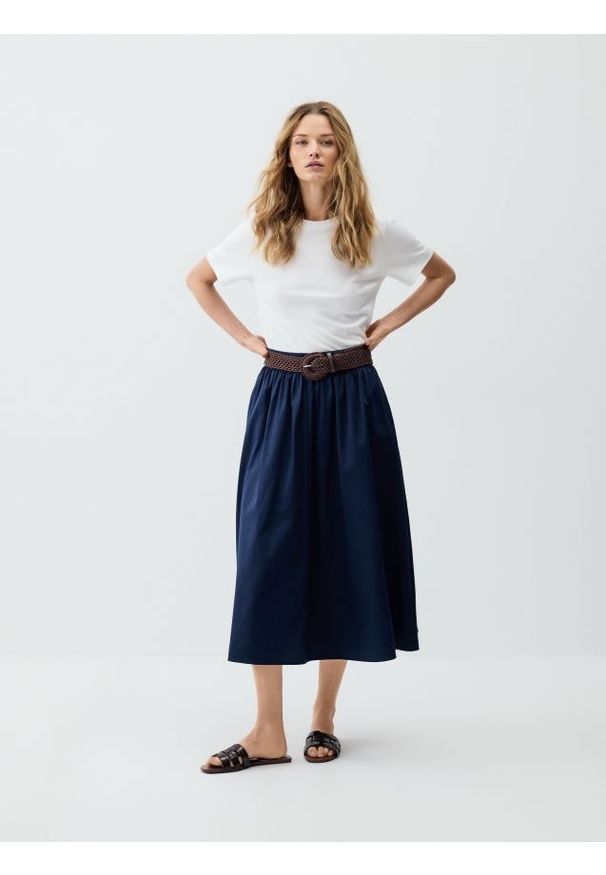 Reserved - Bawełniana spódnica z paskiem - granatowy. Kolor: niebieski. Materiał: bawełna