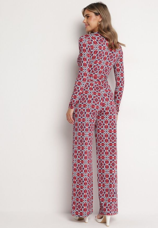 Born2be - Czerwono-Biały Wzorzysty Kombinezon z Długim Rękawem i Szerokimi Spodniami z Wiązaniem w Pasie Vilati. Kolor: niebieski. Długość rękawa: długi rękaw. Długość: długie. Wzór: geometria. Styl: elegancki