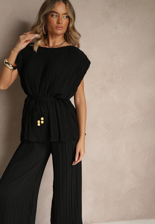 Renee - Czarny Komplet Spodnie o Szerokim Kroju i Bluzka z Usztywnioną Linią Ramion Nilamira. Kolor: czarny