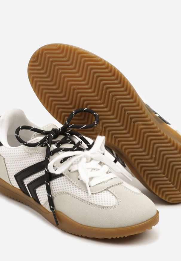 Renee - Białe Sneakersy w Stylu Tenisówek Ozdobione Geometrycznym Wzorem Teloriella. Okazja: na co dzień. Zapięcie: sznurówki. Kolor: biały. Materiał: jeans. Wzór: aplikacja, geometria