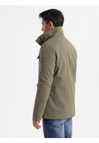 Ombre Clothing - Lekka męska kurtka z kieszeniami i wysokim kołnierzem – khaki V3. Okazja: na co dzień. Typ kołnierza: kołnierzyk stójkowy. Kolor: brązowy. Materiał: syntetyk, materiał. Wzór: aplikacja. Styl: klasyczny, casual #5