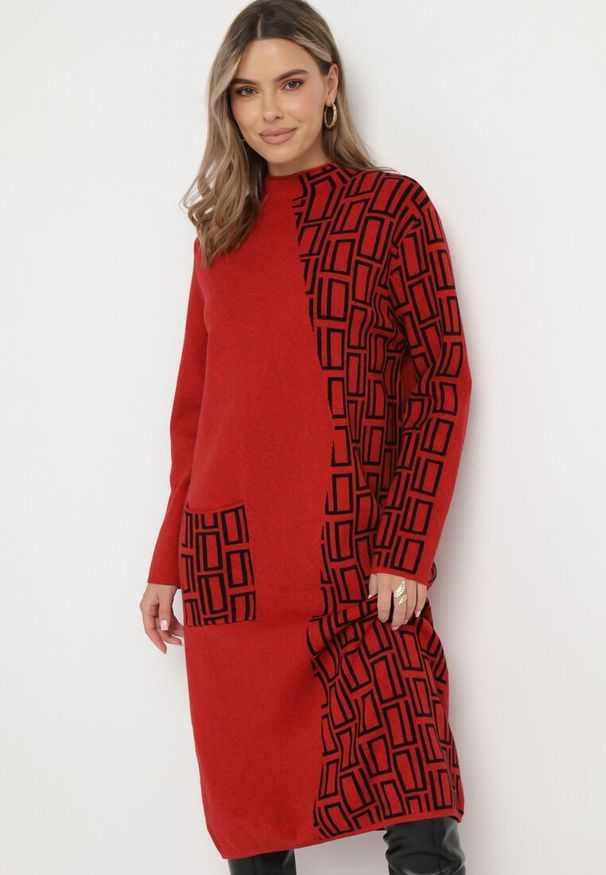 Born2be - Czerwona Sweterkowa Sukienka Midi z Asymetrycznym Wzorem i Kieszenią Chantila. Kolor: czerwony. Długość rękawa: długi rękaw. Wzór: aplikacja. Typ sukienki: asymetryczne. Długość: midi