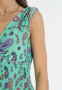 Born2be - Zielona Sukienka Maxi z Gumką w Pasie i Głębokim Dekoltem we Wzór Paisley Emmatta. Kolor: zielony. Wzór: paisley. Sezon: wiosna, lato. Długość: maxi #2