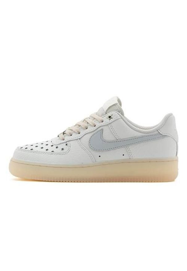 Buty do chodzenia męskie Nike Air Force 1. Zapięcie: sznurówki. Kolor: szary. Materiał: materiał. Szerokość cholewki: normalna. Model: Nike Air Force. Sport: turystyka piesza