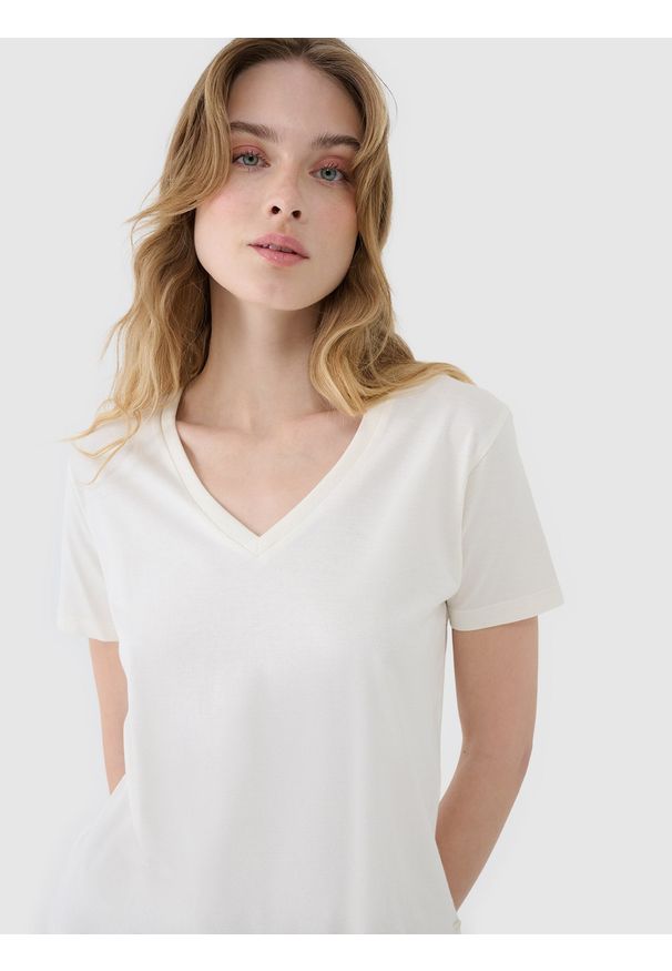 4f - 4F T-shirt oversize z modalem damski - biały XS. Okazja: na co dzień. Typ kołnierza: dekolt w serek. Kolor: biały. Długość: krótkie. Wzór: gładki, ze splotem. Materiał: dzianina, materiał, bawełna, jersey. Długość rękawa: krótki rękaw. Sezon: lato. Styl: klasyczny, sportowy, casual