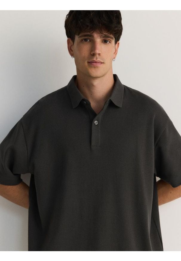 Reserved - Koszulka polo boxy z waflowym splotem - szary. Typ kołnierza: polo. Kolor: szary. Materiał: bawełna. Wzór: ze splotem