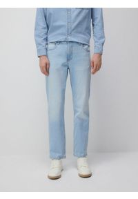 Reserved - Jeansy straight fit z efektem sprania - niebieski. Kolor: niebieski
