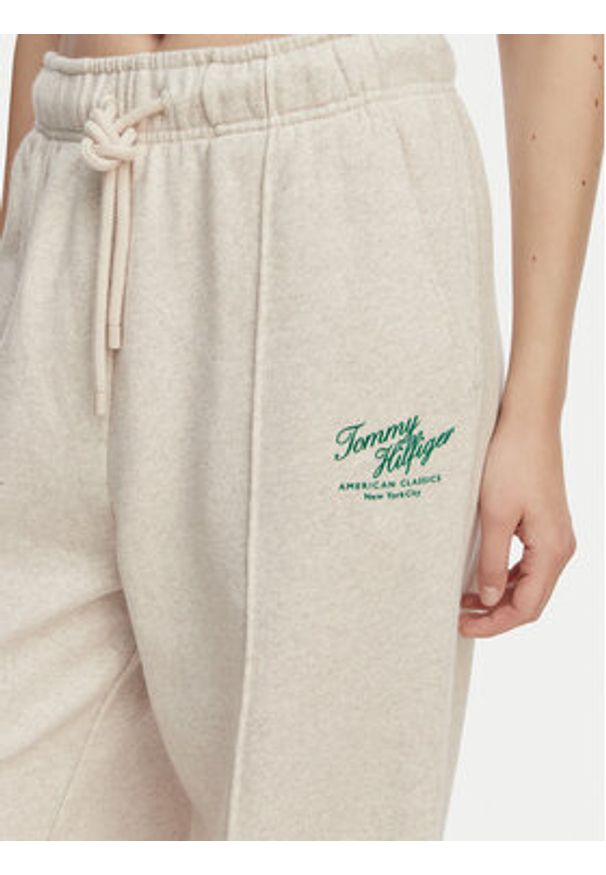 TOMMY HILFIGER - Tommy Hilfiger Spodnie dresowe Logo Exaggerated Seam WW0WW50783 Kremowy Relaxed Fit. Kolor: kremowy. Materiał: bawełna