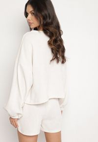 Born2be - Jasnobeżowy Dzianinowy Komplet Bluza i Szorty Novanisa. Kolor: beżowy. Materiał: dzianina