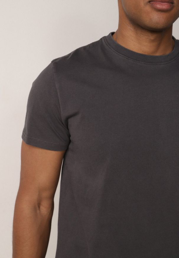 Born2be - Ciemnoszara Gładka Koszulka T-shirt z Bawełny o Prostym Kroju Sarusa. Okazja: na co dzień, na randkę. Kolor: szary. Materiał: bawełna. Wzór: gładki. Styl: casual, klasyczny