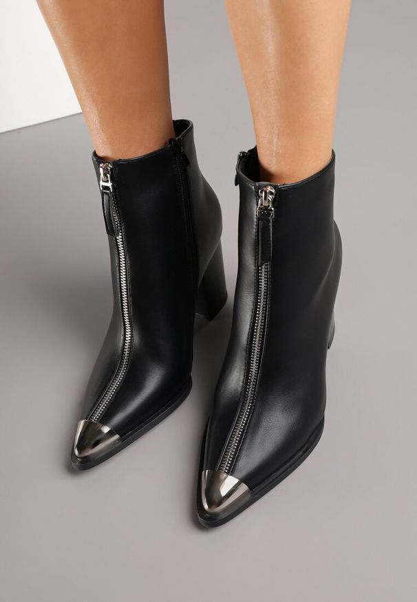 Born2be - Czarne Botki na Słupku z Metalicznym Zdobieniem przy Nosku Rilomea. Okazja: na spotkanie biznesowe. Kolor: czarny. Wzór: aplikacja. Obcas: na słupku. Styl: elegancki, klasyczny, biznesowy