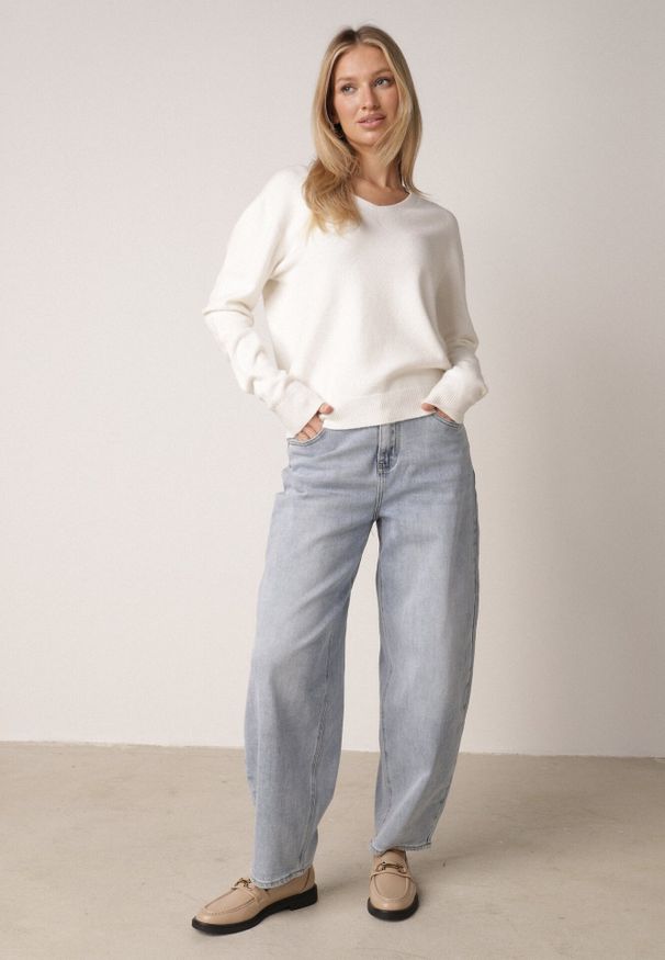 Born2be - Niebieskie Jeansy z Bawełną z Wysokim Stanem o Kroju Typu Loose Ianione. Okazja: na co dzień. Stan: podwyższony. Kolor: niebieski. Wzór: nadruk. Styl: casual