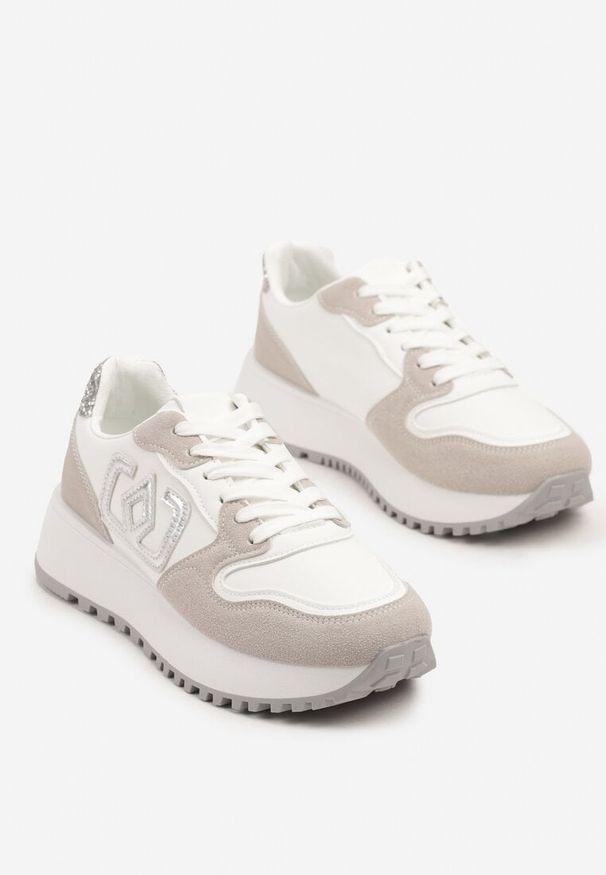 Renee - Białe Sneakersy na Niskiej Platformie Zdobione Aplikacją Alimrela. Okazja: na co dzień. Nosek buta: okrągły. Kolor: biały. Materiał: jeans. Wzór: aplikacja. Obcas: na platformie
