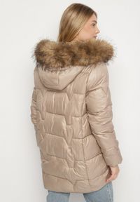 Born2be - Brązowa Kurtka z Pikowanymi Przeszyciami i Kapturem z Futrem Azinga. Okazja: na spacer. Typ kołnierza: golf. Kolekcja: plus size. Kolor: brązowy. Materiał: futro. Styl: elegancki #6