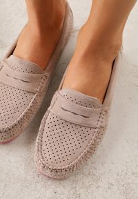 Born2be - Ciemnobeżowe Ażurowe Mokasyny ze Skórzaną Wkładką Ozdobione Przeszyciami Sylilise. Okazja: na co dzień. Kolor: beżowy. Materiał: skóra. Wzór: ażurowy, aplikacja. Styl: casual, klasyczny #5