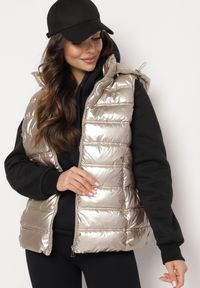 Born2be - Złota Kamizelka z Odpinanym Kapturem i Pikowaniem Zinnethira. Okazja: na co dzień. Kolor: złoty. Materiał: jeans. Styl: elegancki, casual