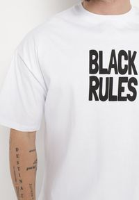 Born2be - Biała Bawełniana Koszulka T-shirt z Nadrukiem po Obu Stronach Daven. Kolor: biały. Materiał: bawełna. Długość rękawa: krótki rękaw. Długość: krótkie. Wzór: nadruk #5