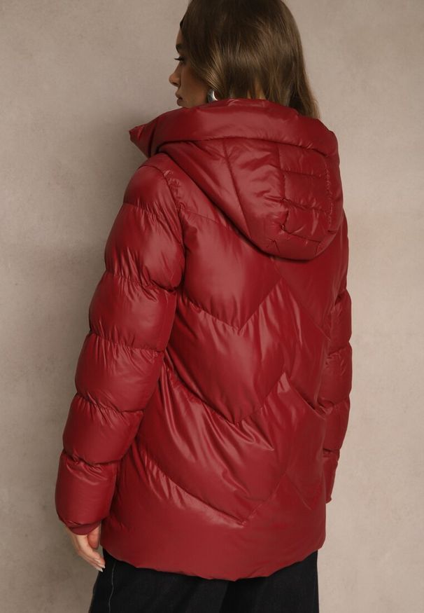 Renee - Bordowa Kurtka Pikowana z Kapturem i Sznurkami Oleanesa. Okazja: na co dzień. Typ kołnierza: kaptur. Kolor: czerwony. Materiał: jeans. Styl: sportowy, casual