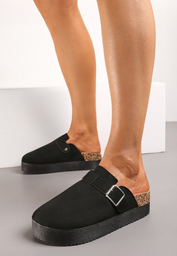 Renee - Czarne Klapki Mule w Stylu Chodaków na Grubej Podeszwie z Korka Correlia. Okazja: na plażę, na co dzień. Kolor: czarny. Sezon: wiosna, lato. Styl: casual