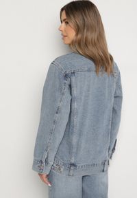 Born2be - Niebieska Kurtka Jeansowa o Klasycznym Kroju Anlarra. Okazja: na co dzień. Kolor: niebieski. Materiał: jeans. Wzór: grochy. Styl: klasyczny #2