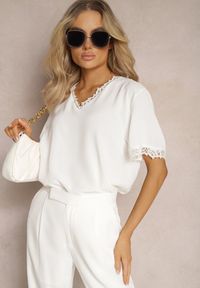 Renee - Biała Bluzka z Wykończeniami z Koronki i Dekoltem V Mallana. Kolor: biały. Materiał: koronka. Wzór: koronka. Styl: elegancki