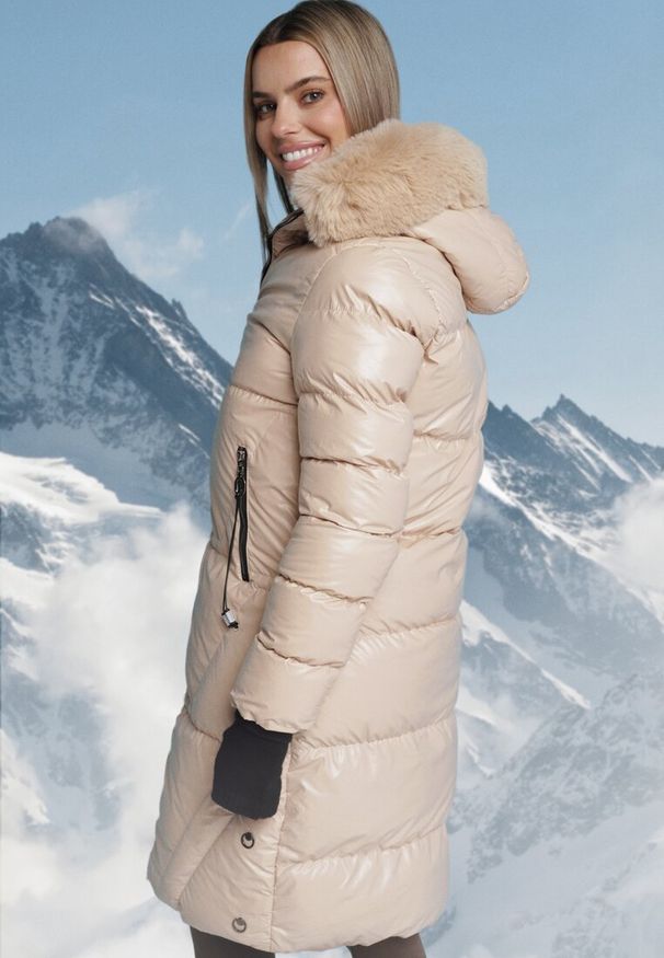 Born2be - Jasnobeżowa Pikowana Kurtka o Długim Kroju z Kapturem i Futrzanym Kołnierzem Semirielin. Okazja: na co dzień. Typ kołnierza: kaptur. Kolor: beżowy. Materiał: futro. Długość: długie. Wzór: aplikacja. Sezon: zima. Styl: casual, elegancki