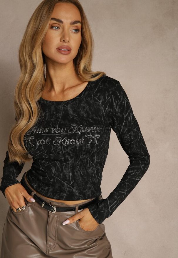 Renee - Czarna Bluzka Longsleeve Ozdobiona Geometrycznym Motywem Uninessa. Okazja: na co dzień. Kolor: czarny. Materiał: jeans. Długość rękawa: długi rękaw. Wzór: geometria, aplikacja. Styl: casual