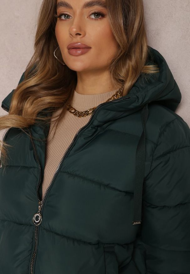 Renee - Ciemnozielona Kurtka Puffer Pikowana z Kapturem Mullen. Typ kołnierza: kaptur. Kolor: zielony. Materiał: jeans. Długość rękawa: długi rękaw. Długość: długie. Sezon: zima, jesień