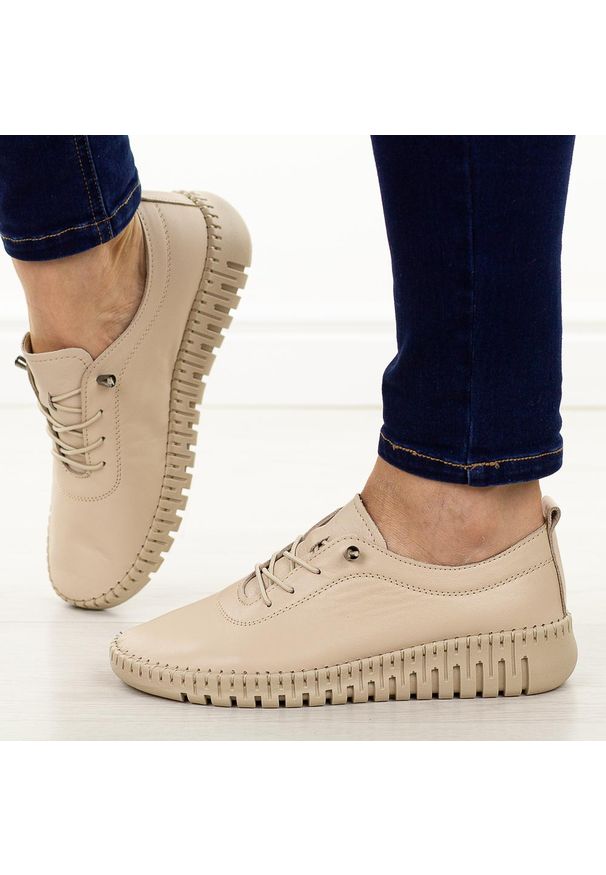 Beżowe skórzane półbuty damskie T.Sokolski 4000. Okazja: na co dzień. Nosek buta: okrągły. Kolor: beżowy. Materiał: skóra. Szerokość cholewki: normalna. Sezon: jesień, wiosna. Styl: klasyczny, casual