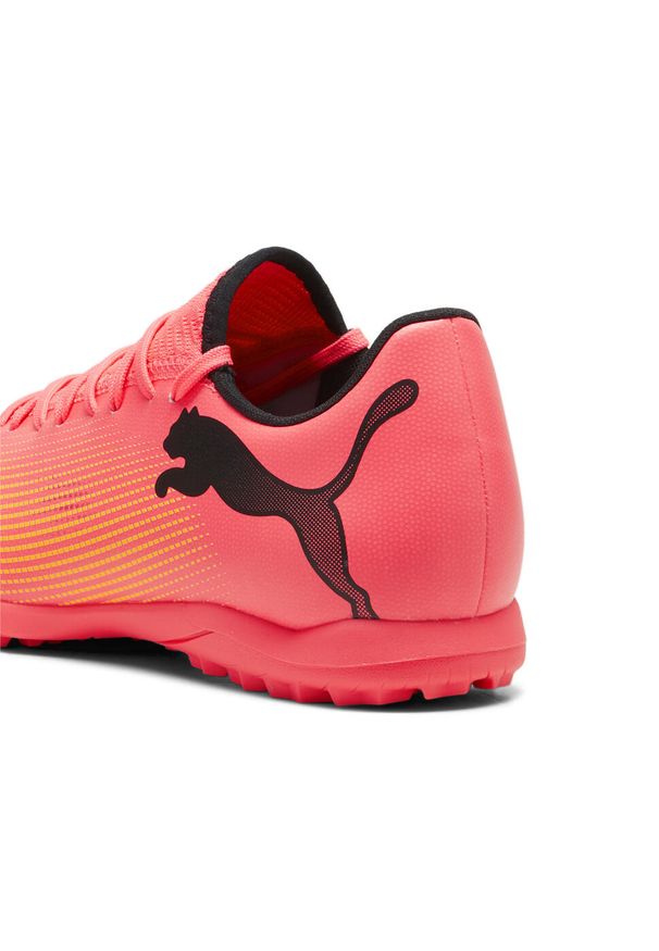 Buty piłkarskie męskie Puma Future 7 Play Tt. Kolor: różowy, czarny, wielokolorowy, pomarańczowy. Materiał: syntetyk, materiał. Szerokość cholewki: normalna. Sport: piłka nożna