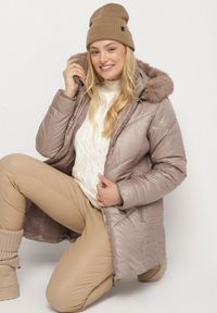 Born2be - Ciemnobeżowa Kurtka z Pikowanymi Przeszyciami i Kapturem z Futerkiem Vevea. Okazja: na spotkanie biznesowe, do pracy, na co dzień, na spacer. Kolekcja: plus size. Kolor: beżowy. Materiał: futro. Styl: biznesowy, casual, elegancki #7