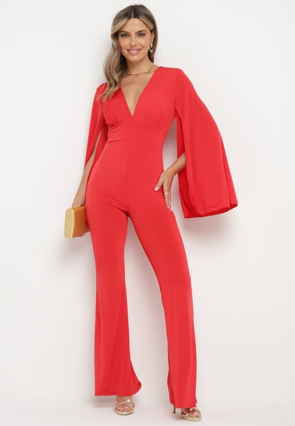 Born2be - Czerwony Długi Kombinezon z Szerokimi Rękawami i Odkrytymi Plecami Dasima. Okazja: na imprezę. Kolor: czerwony. Długość: długie. Styl: elegancki, klasyczny
