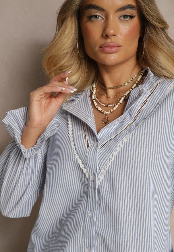 Renee - Jasnoniebieska Koszula z Bawełną Ozdobione Paskami i Falbanką Arririnea. Okazja: na spotkanie biznesowe, na co dzień. Typ kołnierza: kołnierz z falbankami. Kolor: niebieski. Materiał: bawełna. Wzór: aplikacja. Styl: elegancki, sportowy, biznesowy, casual
