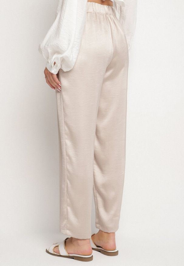 Born2be - Beżowe Satynowe Spodnie w Eleganckim Stylu z Szeroką Nogawką Liovene. Okazja: na co dzień. Stan: podwyższony. Kolor: beżowy. Materiał: satyna. Styl: elegancki