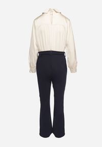 Born2be - Granatowo-Beżowy Elegancki Kombinezon z Koszulową Górą z Wiązaniem i Ozdobnymi Guzikami Noriti. Okazja: na co dzień, na spotkanie biznesowe, do pracy. Kolor: niebieski. Materiał: skóra. Długość rękawa: długi rękaw. Długość: długie. Styl: elegancki #5