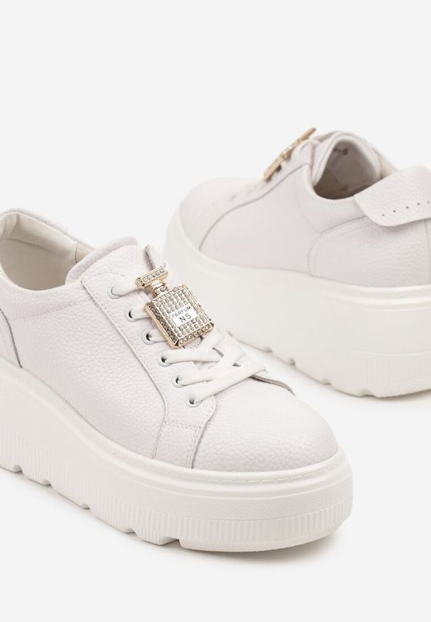 Renee - Białe Sneakersy na Platformie ze Skóry Naturalnej z Metaliczną Aplikacją Falandria. Okazja: na co dzień. Kolor: biały. Materiał: skóra. Wzór: aplikacja. Obcas: na platformie