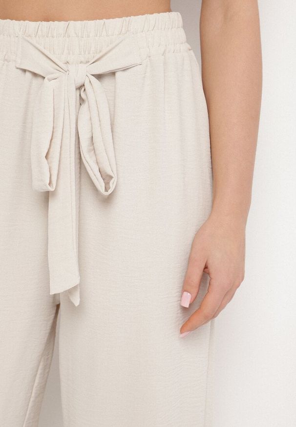Born2be - Jasnobeżowe Szerokie Spodnie z Wiskozą Wiązane w Pasie Zilenna. Okazja: na co dzień. Kolor: beżowy. Materiał: wiskoza. Styl: casual, elegancki, klasyczny
