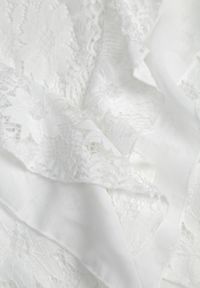 Renee - Biała Narzutka Sukienka Plażowa Boho z Koronki Ozdobiona Guzikami i Falbanami Palmeda. Okazja: na plażę. Kolor: biały. Materiał: koronka. Wzór: aplikacja, koronka. Sezon: lato. Typ sukienki: proste. Styl: boho #7