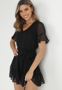 Born2be - Czarna Sukienka Acalopei. Okazja: na imprezę. Typ kołnierza: dekolt w serek. Kolor: czarny. Materiał: tkanina, materiał. Typ sukienki: trapezowe. Styl: wizytowy. Długość: mini #1